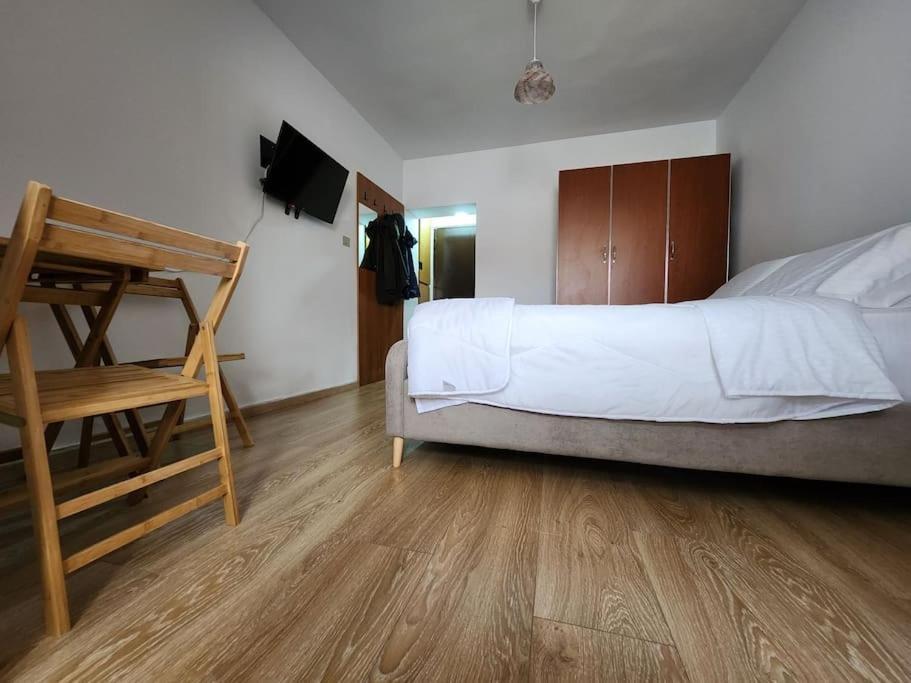 Andi's Place-comfy Studio-city Center Apartment Tirana